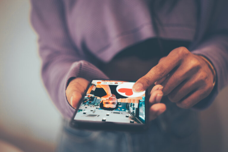 A,Woman,Using,A,Phone,For,A,Dating,App