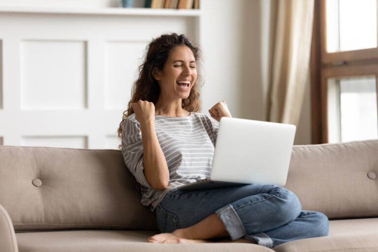 Woman,Sit,On,Sofa,Put,Pc,On,Lap,Clenched,Fists