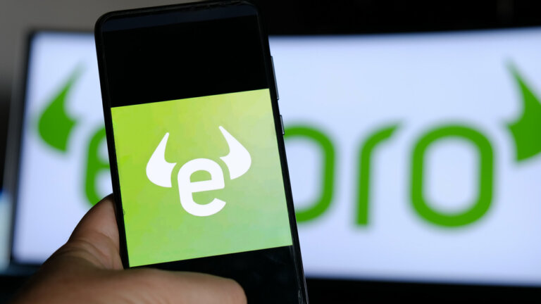 Using,Etoro,App.,E-toro,Is,An,To,Monitor,Equities,Rates