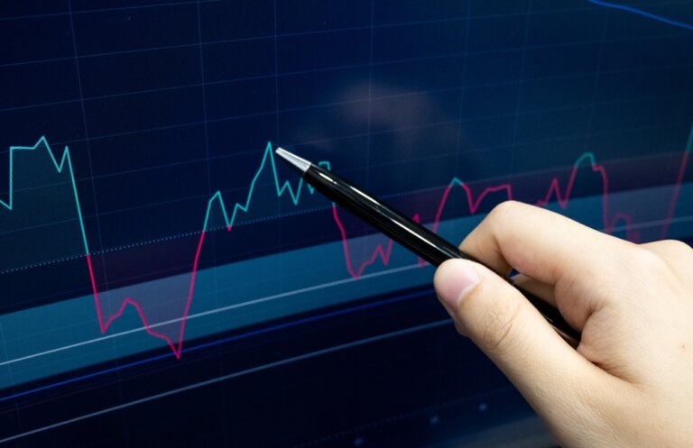 Stock,Market.,Pointing,At,Screen,Analysing,Market,Trend,Line