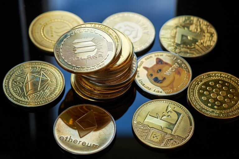 Solana,Golden,Cryptocurrency,In,Close-up,,Surrounded,By,Various,Coins,On