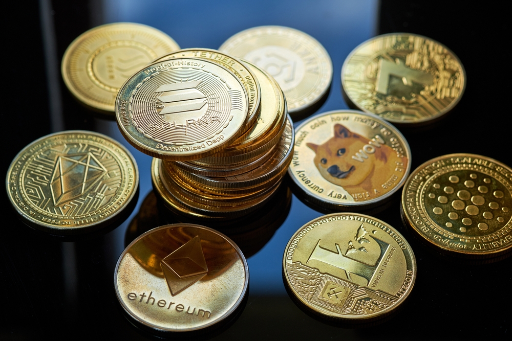 Solana,Golden,Cryptocurrency,In,Close-up,,Surrounded,By,Various,Coins,On