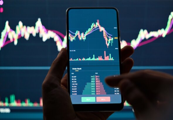 Crypto,Trader,Investor,Broker,Holding,Finger,Using,Cell,Phone,App