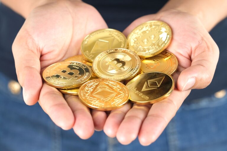 Man's,Hand,Holding,Bitcoin,And,Cryptocurrency,Show,Investment,In,Digital